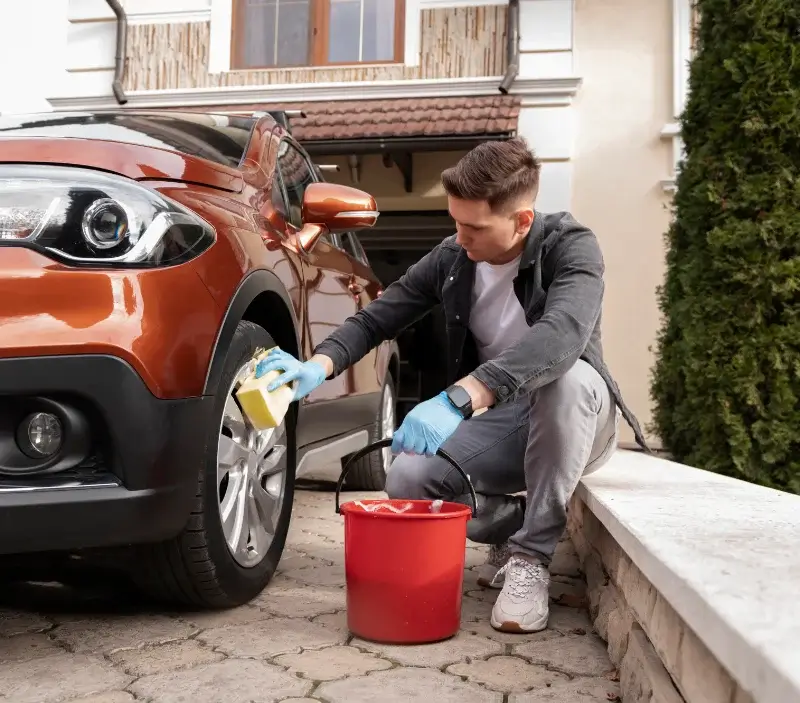 Lavage auto à domicile Saint-Martin-Osmonville : professionnel intervenant sur un véhicule